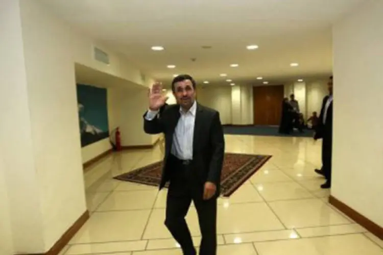 
	O presidente iraniano, Mahmoud Ahmadinejad, acena, em Teer&atilde; em 31 de agosto de 2012, na c&uacute;pula dos Pa&iacute;ses N&atilde;o-Alinhados: o Ir&atilde; nega a fabrica&ccedil;&atilde;o de armas nucleares
 (Behrouz Mehri/AFP)