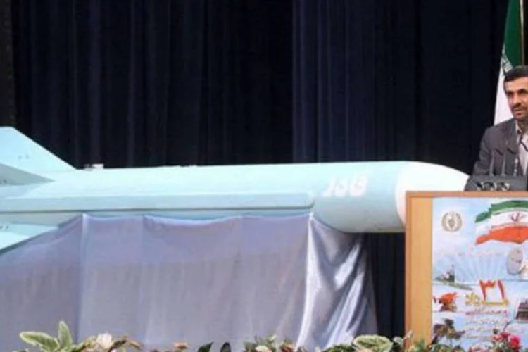 Ahmadinejad presidiu cerimônia no dia da indústria da Defesa, onde apresentou também o protótipo de um novo torpedo submarino de 220 quilos (AFP)