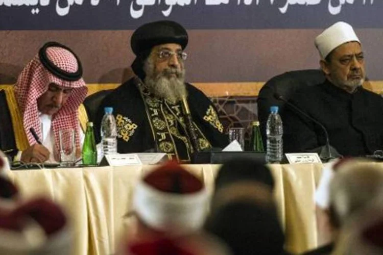 O xeque Ahmed al-Tayeb, sobre o EI: "me pergunto noite e dia os motivos desta sedição cega e deste infortúnio árabe, manchado de sangue" (Khaled Desouki/AFP)