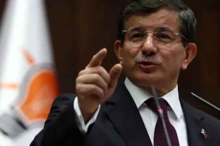 O primeiro-ministro turco Ahmed Davutoglu discursa durante uma reunião no parlamento de Ancara, na Turquia: "não podemos aceitar os insultos ao profeta" (Adem Altan/AFP)