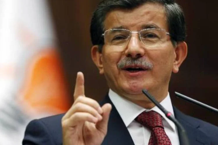 
	Ahmet Davutoglu: &quot;Enquanto se negociava (a paz na S&iacute;ria), um m&iacute;ssil lan&ccedil;ado pela R&uacute;ssia desde as &aacute;guas do mar C&aacute;spio caiu sobre um hospital&quot;
 (Adem Altan/AFP)