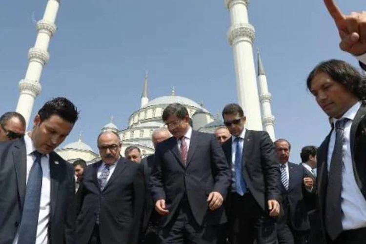 O novo primeiro-ministro turco Ahmet Davutoglu é cercado por aliados políticos na saída da mesquita de Kocatepe, em Ancara (Adem Altan/AFP)