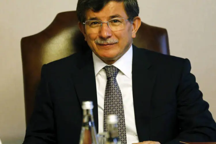 Ahmet Davutoglu: ele deve ser empossado como líder de partido em cúpula emergencial (Umit Bektas/Reuters)