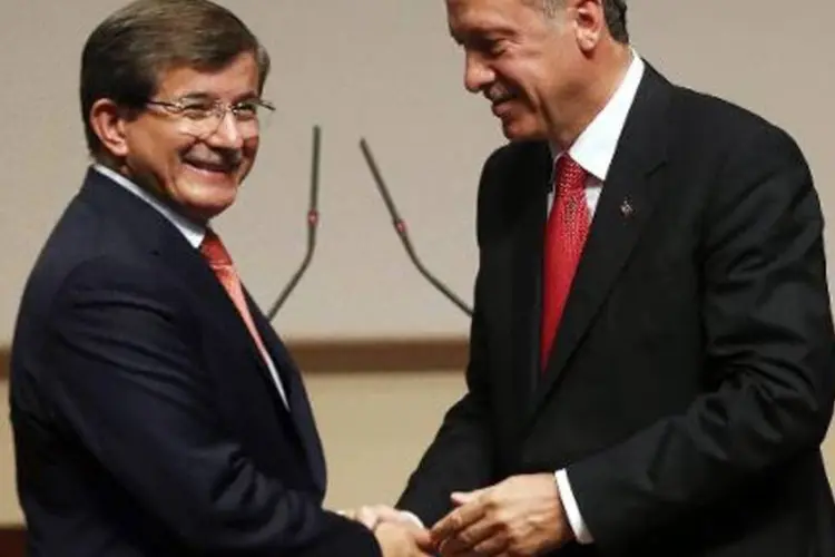
	Ahmet Davutoglu (e) ser&aacute; o pr&oacute;ximo primeiro-ministro e l&iacute;der do partido no poder da Turquia
 (Adem Altan/AFP)