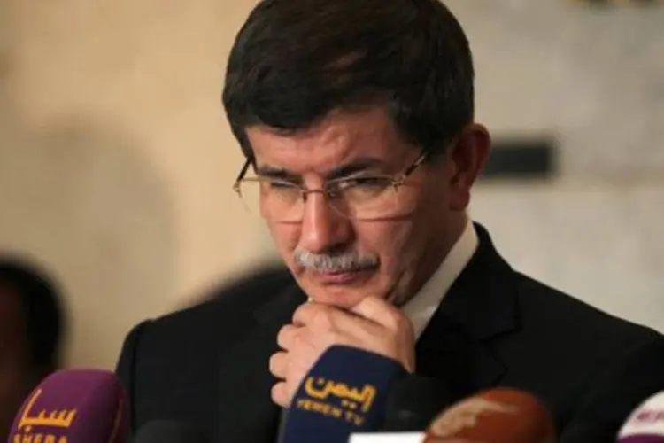 
	O primeiro-ministro turco, Ahmet Davutoglu: ele se encontrou na segunda-feira com o l&iacute;der da legenda oposicionista
 (Mohammed Huwais/AFP)