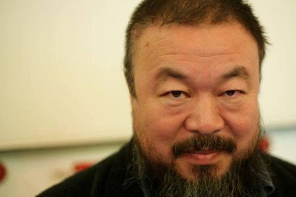 China liberta artista dissidente Ai Weiwei