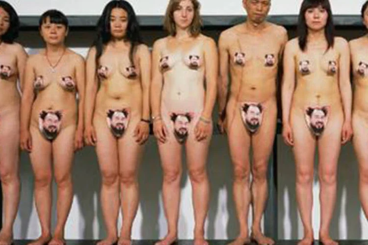 Em um blog com o nome "Ouça, governo chinês: a nudez não é pornografia", dezenas de seguidores publicaram fotos sem roupas em solidariedade ao artista (Reprodução/awfannude.blogspot)