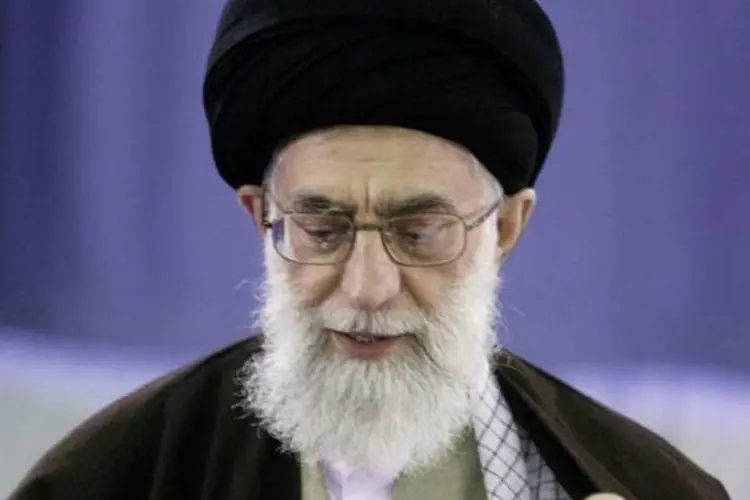 
	O aiatol&aacute; Ali Khamenei: &quot;como &eacute; que o princ&iacute;pio de liberdade de express&atilde;o &eacute; respeitado no caso da profana&ccedil;&atilde;o das santidades isl&acirc;micas?&quot;
 (Majid/Getty Images)