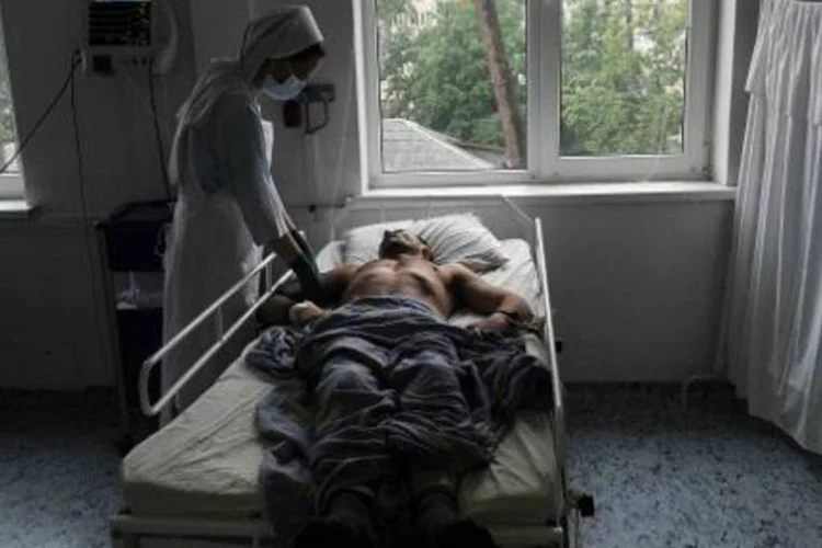 
	Enfermeira cuida de paciente com Aids: confer&ecirc;ncia internacional sobre a doen&ccedil;a acontecer&aacute; na Austr&aacute;lia
 (Sergei Supinsky/AFP)