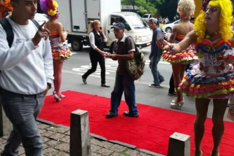 
	Drag queens distribuem camisinhas no v&atilde;o livre do Masp, no Dia Mundial de Luta Contra a Aids
 (Agência Brasil)
