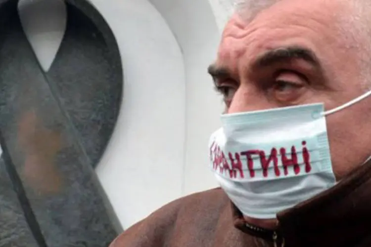 
	Ucraniano participa de manifesta&ccedil;&atilde;o em frente ao monumento em mem&oacute;ria &agrave;s v&iacute;timas das Aids: a quantidade de pessoas infectadas registrou, por&eacute;m, um leve aumento
 (Sergei Supinsky/AFP)