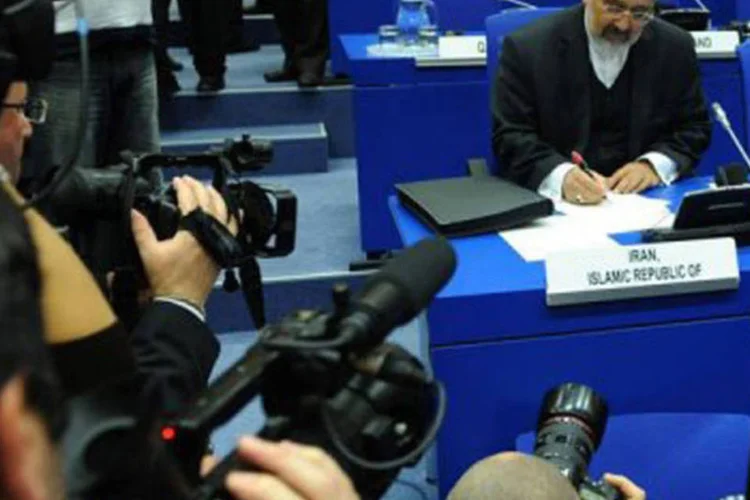 O embaixador iraniano ante a Aiea, Ali Asghar Soltanieh (D), revisa documentos antes da abertura da sessão
 (Samuel Kubani/AFP)