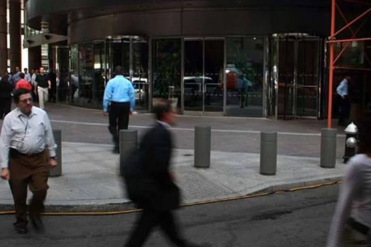 Pedestres passam em frente a sede da AIG, em Nova York, em setembro de 2008 (Spencer Platt/Getty Images)