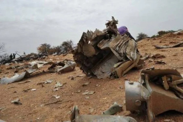 Destroços do avião da Air Algérie, que caiu no Mali, matando 118 pessoas (Sia Kambou/AFP)
