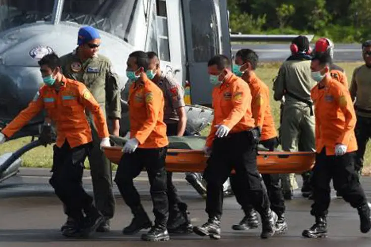 Vítima do acidente com avião da AirAsia: 16 cadáveres foram recuperados e destroços da aeronave encontrados (AFP)