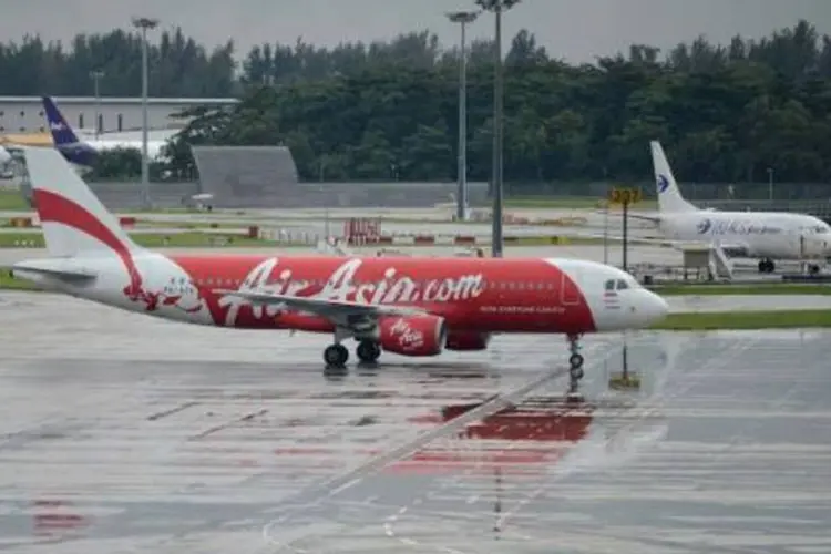
	Avi&atilde;o da AirAsia: o incidente aconteceu ap&oacute;s outro avi&atilde;o do grupo AirAsia, este com 162 passageiros, cair no mar de Java no domingo
 (Mohd Fyrol/AFP)