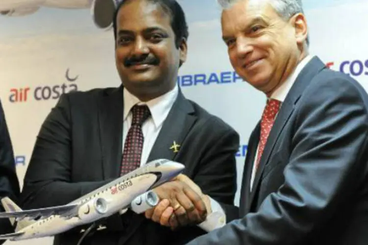 Ramesh Lingamaneni (E), presidente da Air Costa, e Paulo Cesar Silva, presidente da Embraer: venda constitui primeira etapa da venda de 1.500 aeronaves na região (Roslan Rahman/AFP)