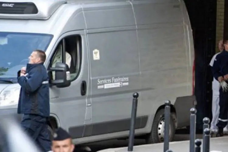 Caminhão funerário chega ao IML de Paris, onde estavam alguns familiares das vítimas
 (Fred Dufour/AFP)