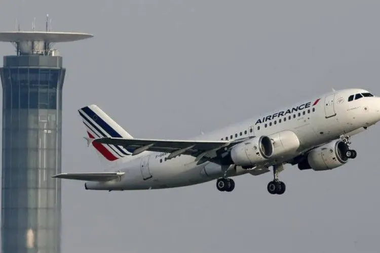 Avião da Air France decola do Aeroporto Charles de Gaulle, em Paris, na França (Gonzalo Fuentes/Reuters)