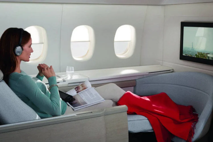 Cabine de primeira classe da Air France: tenha experiência com sistemas de pontos ou cartões de crédito poderosos (Air France/Divulgação)
