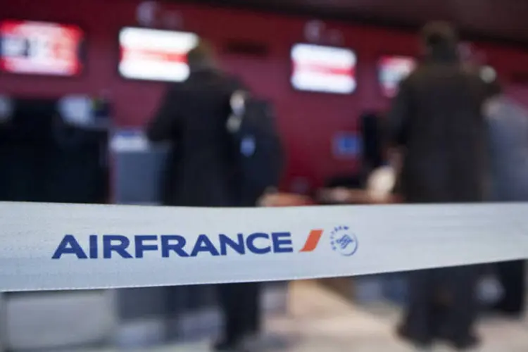 Passageiros realizam o check-in em um guichê da Air France, no aeroporto de Toulouse (Balint Porneczi/Bloomberg)