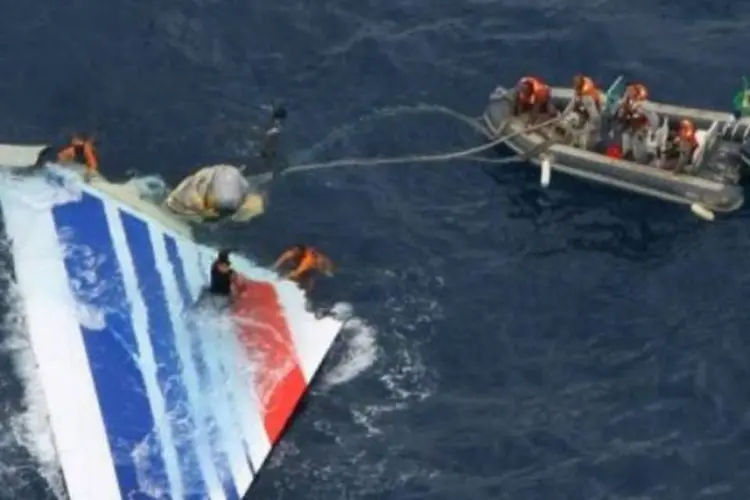 Descoberta dos destroços do voo Rio-Paris da Air France: no total, foram recuperados 104 corpos este ano, que se somam aos 50 encontrados no mar dias após a tragédia (AFP)