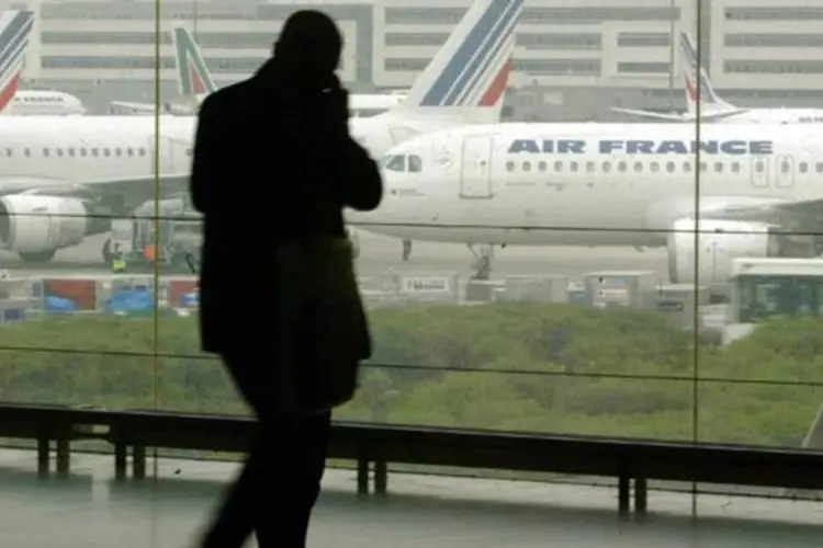 
	Passageiro no terminal de embarque da Air France: companhia teve crescimento de 1,3% nas receitas, para &euro; 5,72 bilh&otilde;es
 (Pascal Le Segretain/Getty Images)