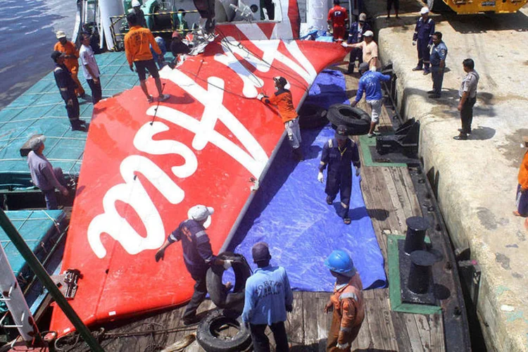 
	Restos do avi&atilde;o da AirAsia que caiu s&atilde;o retirados do mar: os dois corpos estavam na parte frontal do avi&atilde;o
 (REUTERS/Antara Foto/Yudha Manx)