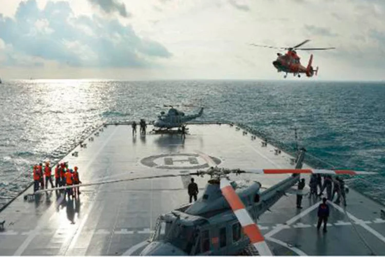 
	Um helic&oacute;ptero de resgate se prepara para pousar em uma embarca&ccedil;&atilde;o indon&eacute;sia durante as opera&ccedil;&otilde;es de busca dos destro&ccedil;os do avi&atilde;o da AirAsia
 (ADEK BERRY/AFP)