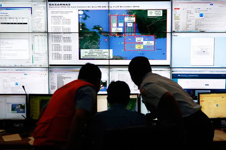Autoridades monitoram buscas pelo avião desaparecido da AirAsia em Jacarta (REUTERS/Darren Whiteside)