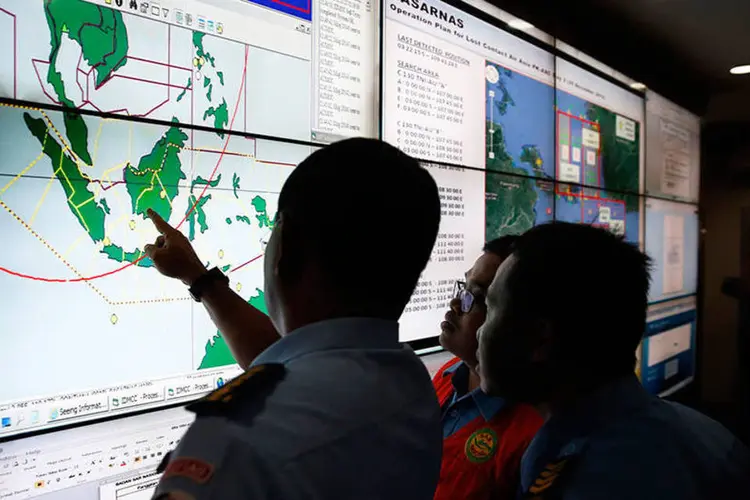 Autoridades monitoram buscas pelo avião desaparecido da AirAsia em Jacarta (REUTERS/Darren Whiteside)