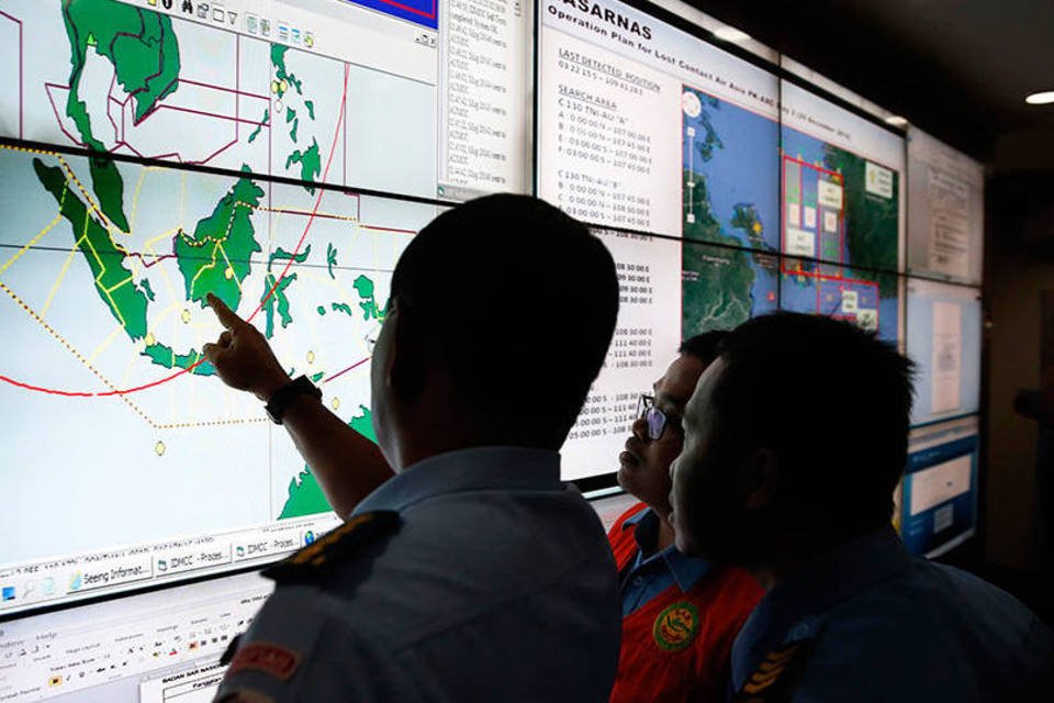 Um avião que procura Airbus da AirAsia avista objeto no mar