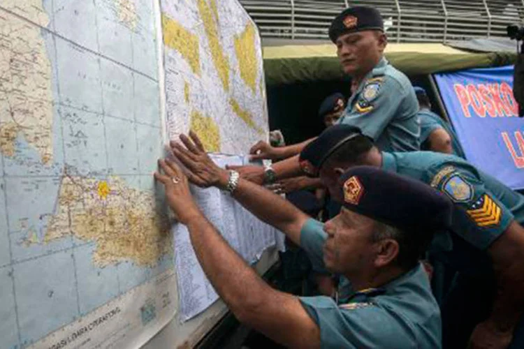 
	Funcion&aacute;rios da For&ccedil;a A&eacute;rea indon&eacute;sia mostram em coletiva de imprensa &aacute;rea de buscas por avi&atilde;o da AirAsia
 (Juni Kriswanto/AFP)