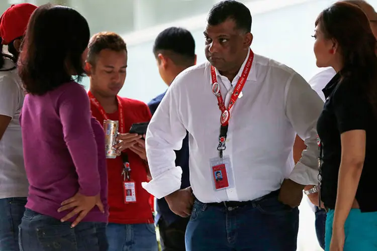 CEO da AirAsia Tony Fernandes (c) conversa com funcionários da empresa em aeroporto  (REUTERS/Beawiharta)