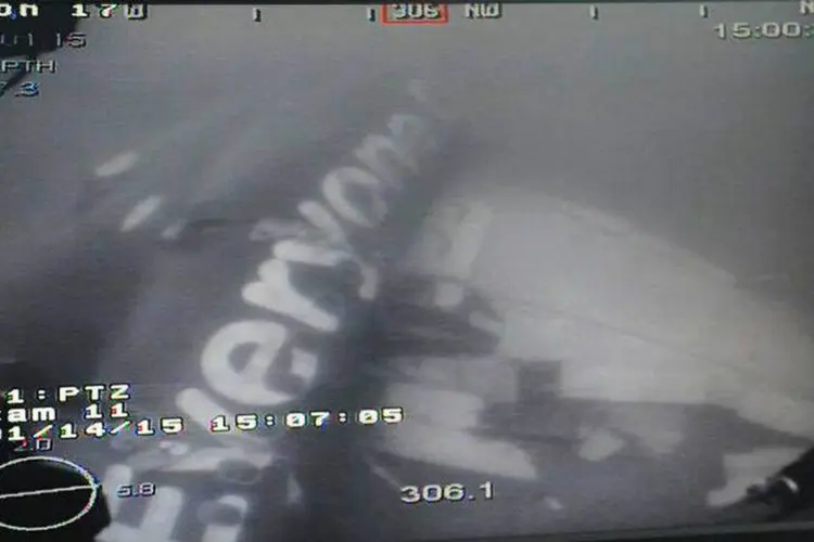 
	Parte da fuselagem do Airbus da AirAsia, que caiu no Mar de Java: mergulhadores n&atilde;o conseguiram entrar nos destro&ccedil;os do jato onde acreditam que esteja a maioria das v&iacute;timas
 (REUTERS/Handout via Singapores Ministry of Defence)