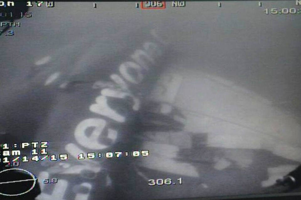 Mergulhadores tentam encontrar corpos na fuselagem de avião