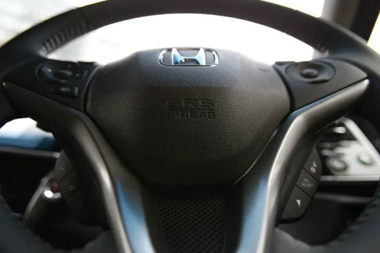 Logo de airbag feito pela Takata: airbag funcionou mal e disparou caco de metal na direção do pescoço da motorista (Toru Hanai/Reuters)