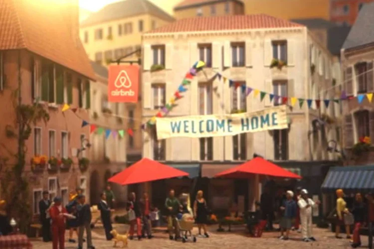 Comercial da Airbnb: belos efeitos com maquetes e miniaturas (Reprodução)