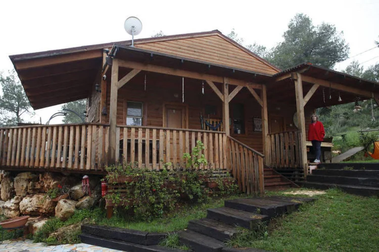 
	Airbnb na Cisjord&acirc;nia: a cabana de madeira est&aacute; localizada no assentamento judeu de Dolev, no cora&ccedil;&atilde;o do conflito israel-palestino
 (Baz Ratner / Reuters)