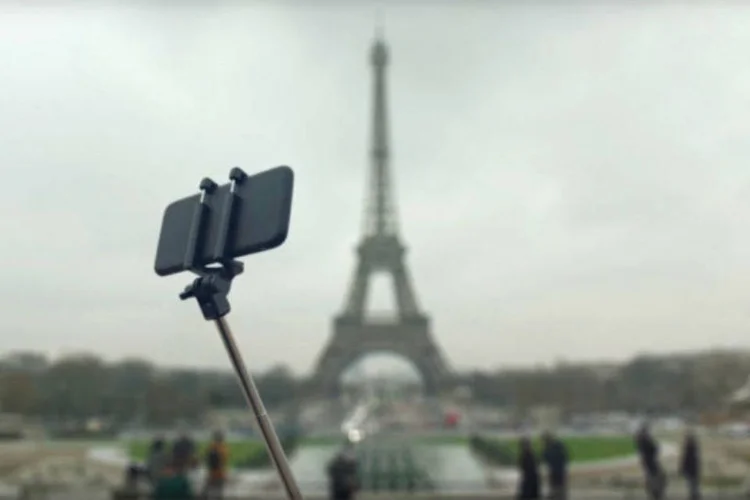 Comercial da Airbnb: esqueça um pouco o pau de selfie e aproveite a viagem (Reprodução)