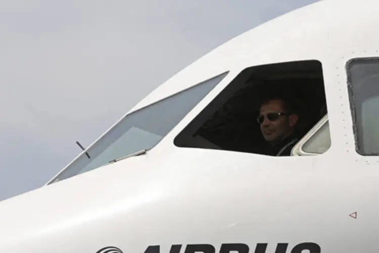 
	Avi&atilde;o Airbus: controladora da fabricante de avi&otilde;es anunciou em julho que iria combinar suas subsidi&aacute;rias de defesa e espa&ccedil;o e renomear o grupo com o nome da marca Airbus
 (Bloomberg)