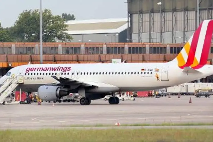 
	Airbus 320 estacionado no aeroporto Tegel, em Berlim: 16 estudantes que participaram do programa de interc&acirc;mbio de uma semana estariam no voo
 (Stephanie Pilick/AFP)