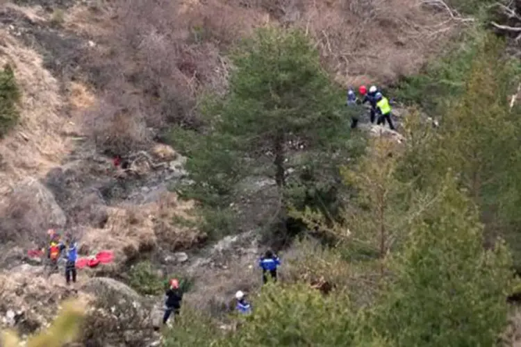 Captura de tela de um vídeo da AFP TV mostra equipe de resgate no local do acidente do Airbus A320, da Germanwings, nos Alpes franceses (DENIS BOIS/AFP)