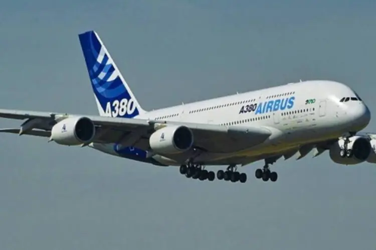 
	Airbus A380 no ar: Airbus entregou 493 aeronaves nos primeiros dez meses de 2014, incluindo 22 superjumbos A380
 (x3.wolfgang / Creative Commons)