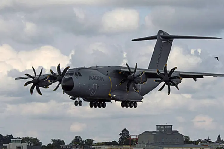 
	Airbus A400M: avi&atilde;o deste modelo caiu perto do aeroporto de Sevilha na Espanha
 (REUTERS/Kieran Doherty)