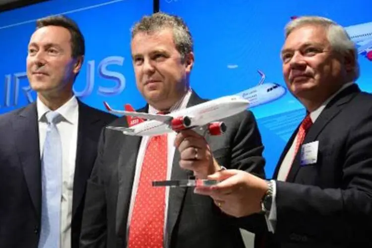 
	Executivos da Airbus em coletiva: ao longo dos quatro primeiros meses do ano, a Airbus recebeu 209 encomendas l&iacute;quidas e entregou 196 aeronaves
 (Carl Court/AFP)