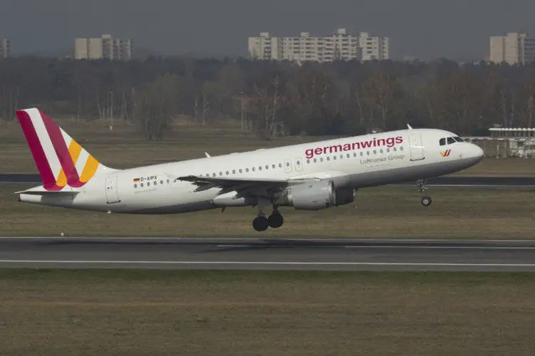
	Airbus A320 da Germanwings decola: um dos pilotos foi impedido de retornar &agrave; cabine
 (Jan Seba/Reuters)