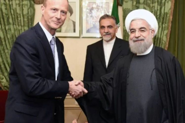 O CEO do grupo Airbus, Thomas Enders (E), e o presidente iraniano, Hassan Rohani (ERIC FEFERBERG/AFP)