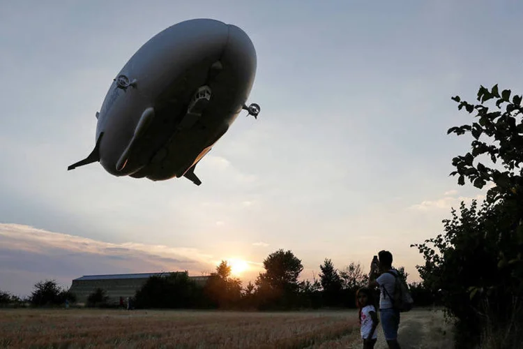 
	Airlander: aeronave, que fez seu primeiro voo na Inglaterra, &eacute; capaz de levar at&eacute; 10 toneladas de carga
 (REUTERS/Darren Staples)