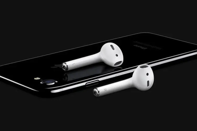
	AirPods: fones de ouvido sem fio da Apple foram apresentados junto a iPhones sem conector de 3,5 mm
 (Divulgação/Apple/Divulgação)